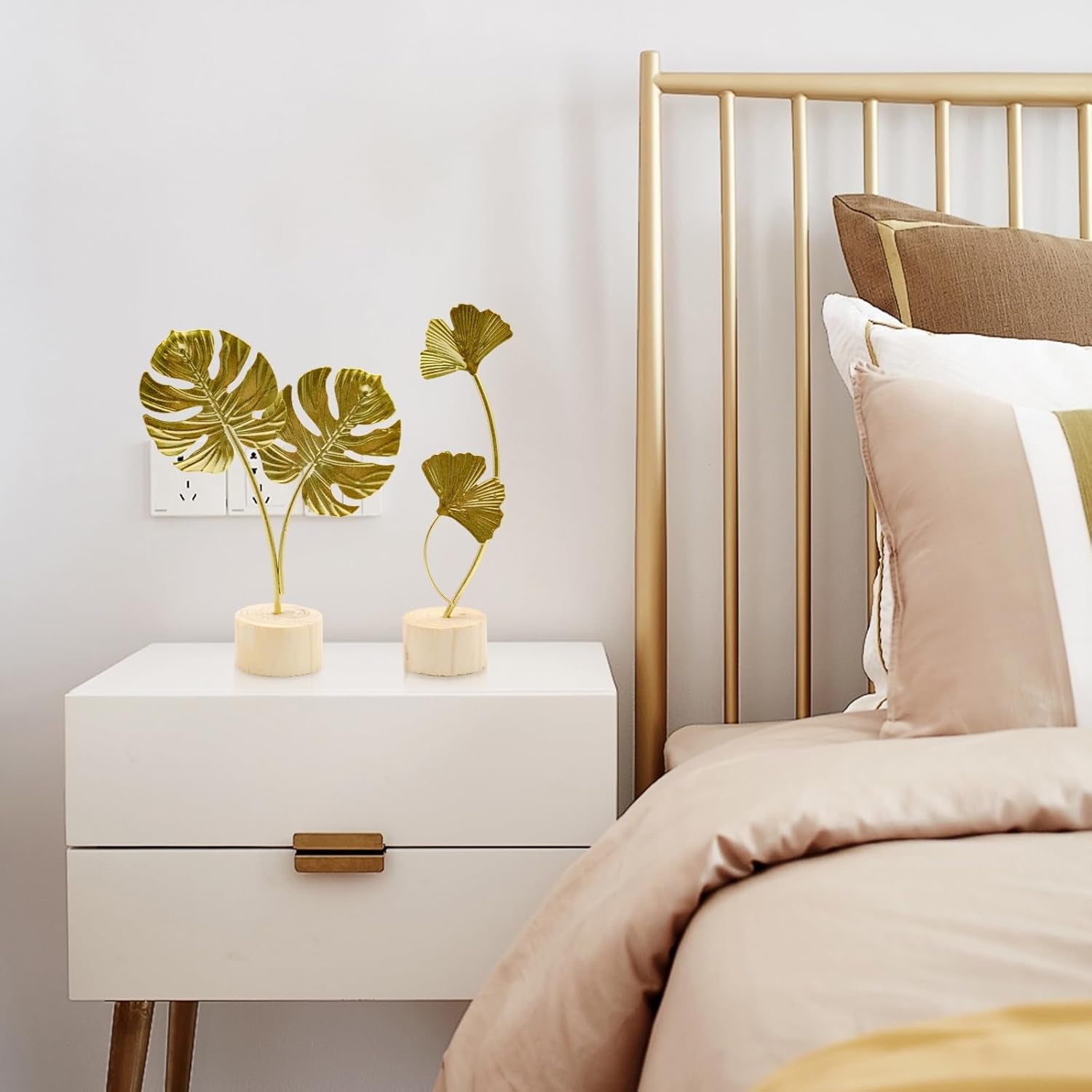 2Pcs Ginkgo Leaf Statue, Metal Leaves Gold Ornaments Sculptures, Gold Ginkgo Leaf Desktop Decoration Sculpture for Office, Bedroom, Bookshelf